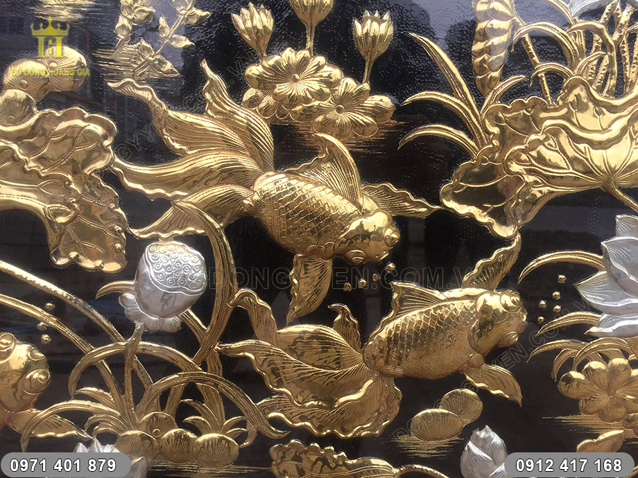 tranh c&aacute; ch&eacute;p hoa sen mạ v&agrave;ng